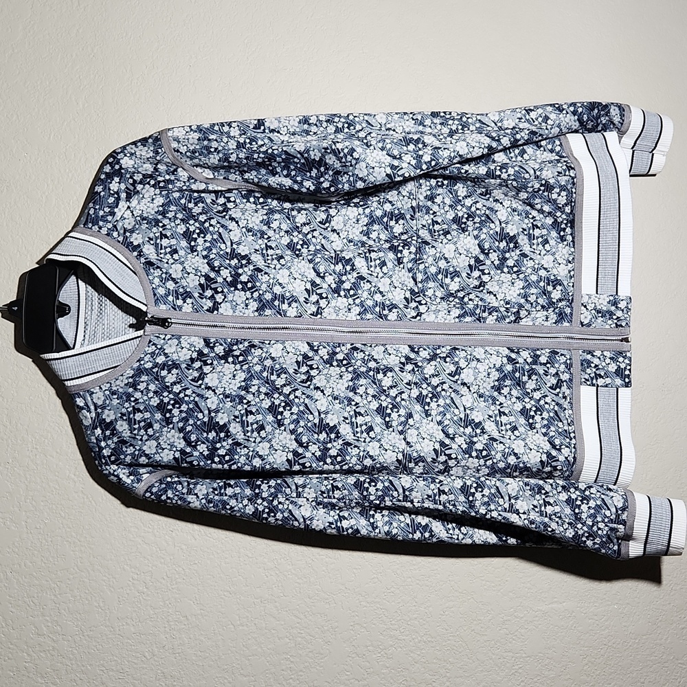 Vince Camuto Navy and White Floral Varsity Jacket - Reversible!! 🩶